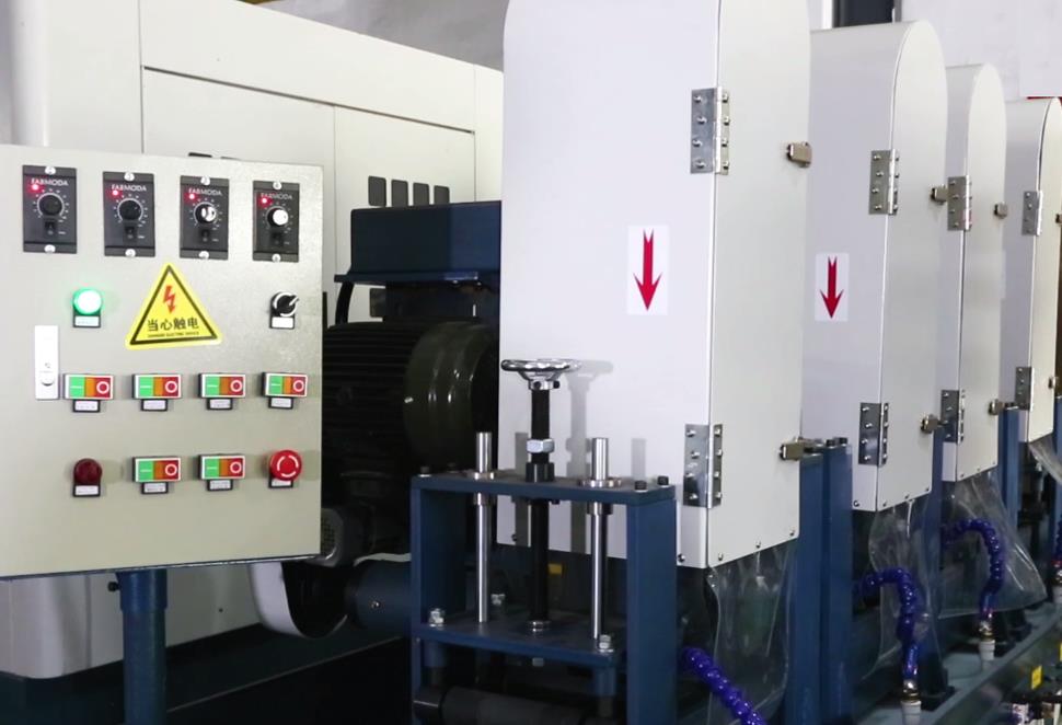 As a standard machine independently developed by our company, the abrasive belt water-grinding machine has 6 national patents